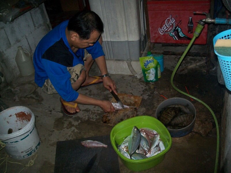 ผมกับพี่ชาติช่วยกันทำปลาครับ เฮียกวงไปจ่ายตลาดครับ :love: :grin: