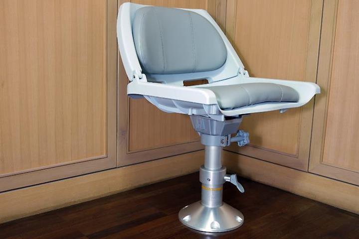 เบาะนั่ง พร้อมฐานรองเก้าอี้แบบปรับระดับได้ 
รวมถึงอุปกรณ์อื่น อาร์มเลี้ยวหน้าเครื่อง ลูกบีบ สายน้ำม