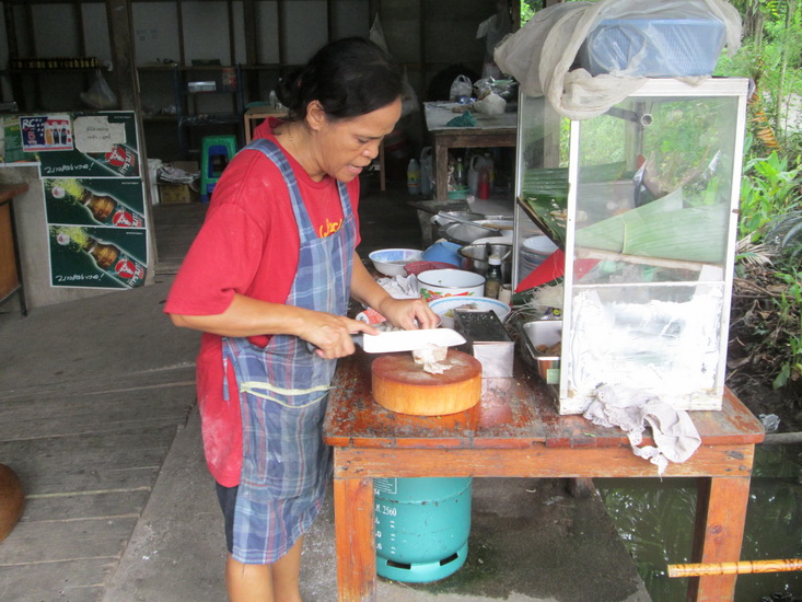 ขอถ่ายรูปคุณป้ารูปนึงนะครับก๋วยเตี๋ยวอร่อยมากๆๆเลยครับบบบบบบบบ