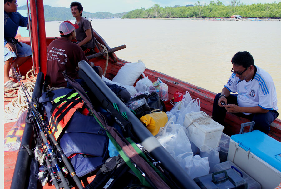 เฮียนากเตรียมตัวไปขายของในเรือ ขนมาเยอะจริงกลัวอดสงสัย :laughing: :laughing: