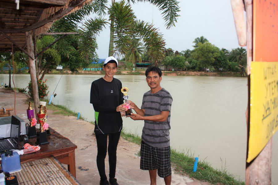 สุภาพสตรีหนึ่งเดียวรับสองถ้วยรางวัลเลย ยินดีด้วยครับ