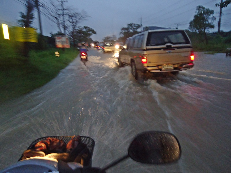 แว็นซ์..มาได้ซักพัก ก็ต้องลุยฝนกันอีก  ( ทริปนี้..ไปก็เปียก กลับก็เปียก ครับผม !!! )   :laughing: :l