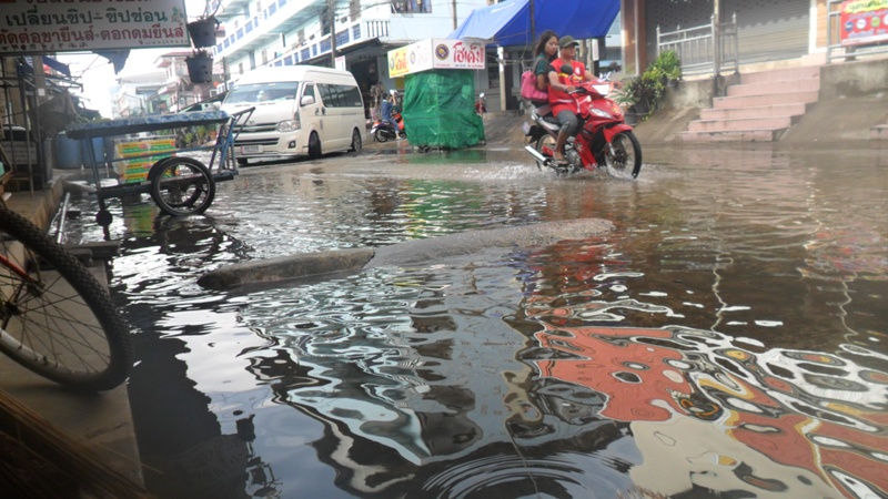 
           เมื่ออังคารที่ผ่านมา..เห็นน้ำฝนที่หน้าบ้านแล้ว..โค ตะระเซ็งเลย...

    ออกนอกบ้านดีกว