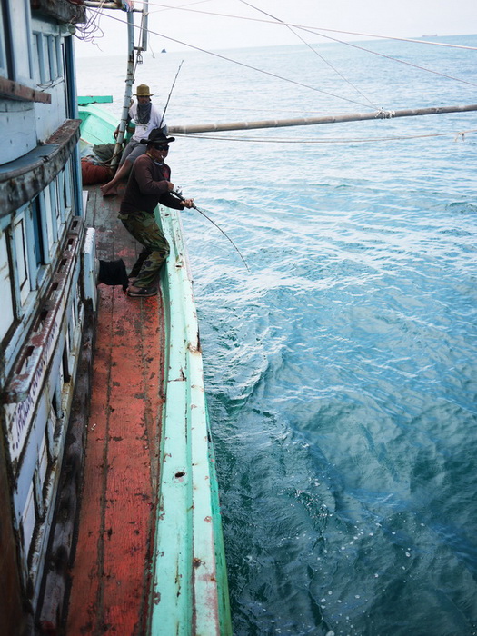 กำลังบ่นๆๆท้ายเรือ หัวเรือเอาอีกแล้ว