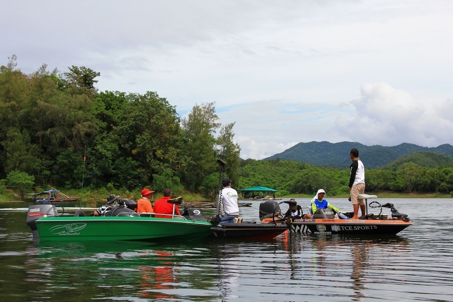 เลาะเรือจนมาถึงหน้าวัด เอีะเค้ามีตลาดนัดกลางน้ำตั้งแต่เมื่อไหร่เนี่ย