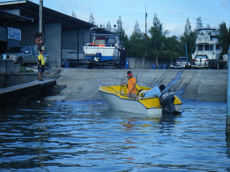 เช้านี้ออกกัน3ลำที่ boat lamp แพแสงอรุณเรือตี๋น้อยลงไปรอก่อน  ลำเหลืองเรือของน้าจิม ชาโด้ เพิ่งต่อให