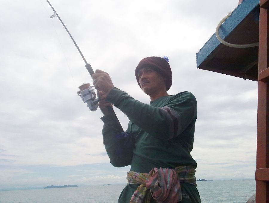 สักพักเสียงดังยาวจากท้ายเรือเป็นรอกสปินDaiwa ปล่อยสายลอยเกียวปลาหลังเขียว  เจ้าของคันมาวัดไป2-3ที เป