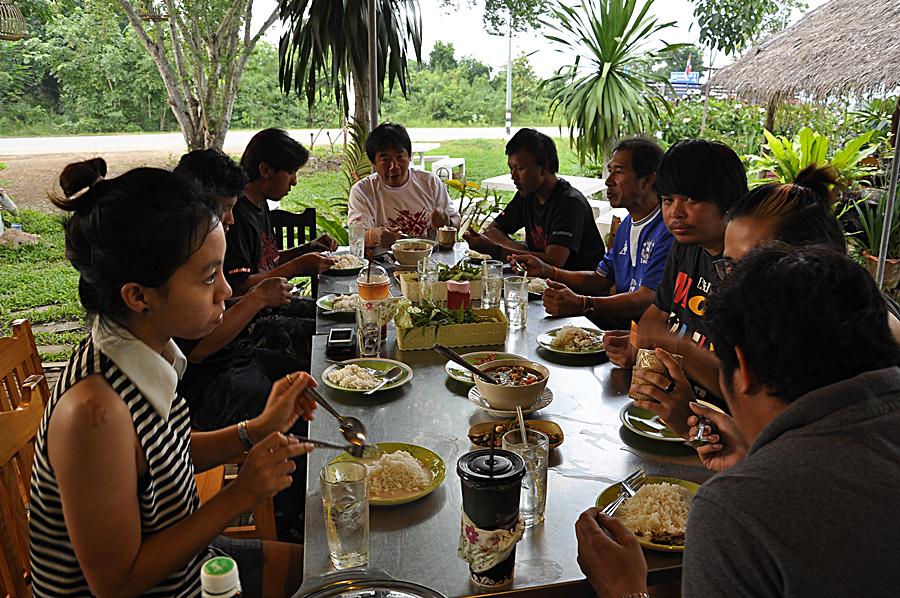 ภาพสุดท้ายแล้วครับ  แล้วเจอกันสนามสุดท้ายครับ 

ขอขอบคุณผู้สนับสนุนทีมของพวกเราด้วยครับ 

 [b]บร