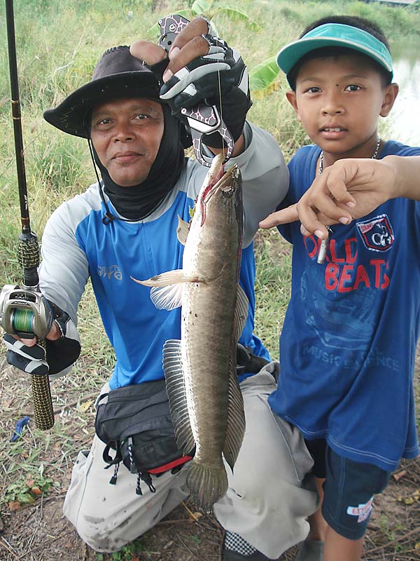   ป๋าแดง ก็ยังหล่อแล้วหล่อเล่าครับ พ่อครับขอแม็กกี้หล่อด้วยคนครับ :laughing: :laughing: