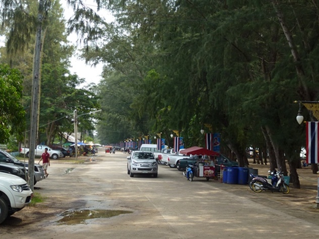 ลองเข้าไปตรงชายหาดพลากันดีกว่าครับ เผื่อเจออะไรดีๆ ที่นี่วันธรรมดาจะเงียบสงบ แต่วันเสาร์-อาทิตย์ ก็จ