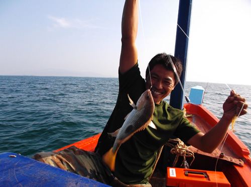 ฝูงปลาอังเกยเข้าถล่มเราแบบไม่ทันตั้งตัว :smile: