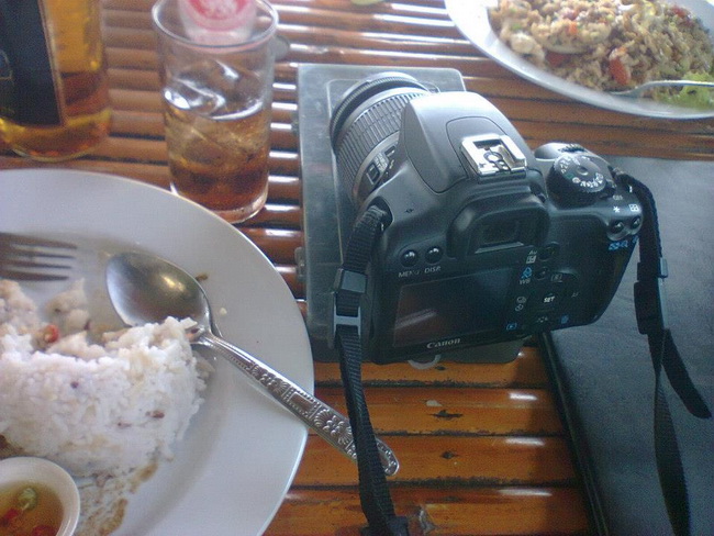 มาถึงเกือบเที่ยงสั่ง ข้าว+กล้อง กินก่อนเลย ครับ  :smile: :smile: