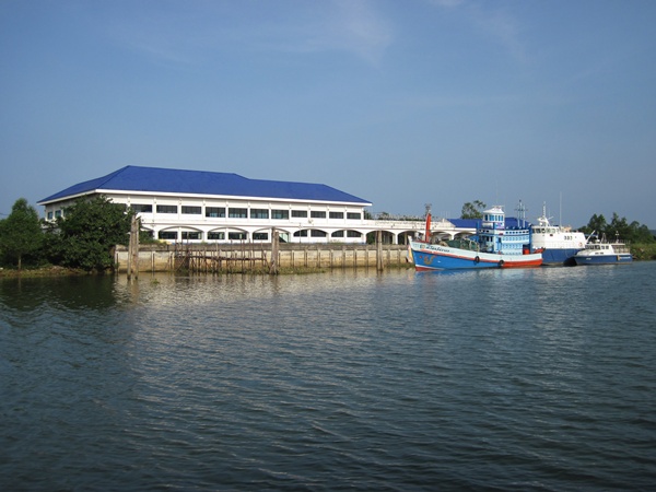 ท่าเทียบเรือ อ.บ.จ ชุมพรครับสร้างไว้หรูหราแต่ไม่มีเรือมาจอดเสียดายตังค์