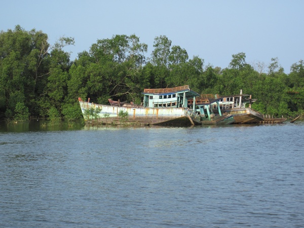 เรือเก่าๆก็ยังอยู่ที่เดิมน่าเสียดาย (น้อองนิวบอกว่าเป็นเรือของเขมรที่ลุกล้ำน่านน้ำเข้ามาครับ เลยจับเ