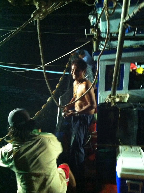 แล้วเราก็ไม่ถ่ายรูปกันเลย...โดนฝูงปลาสากป็อกถล่มทั้งคืนได้มา 47 ตัวครับ อาแอ๊ดตกกับเด็กเรือ 2 คนครับ