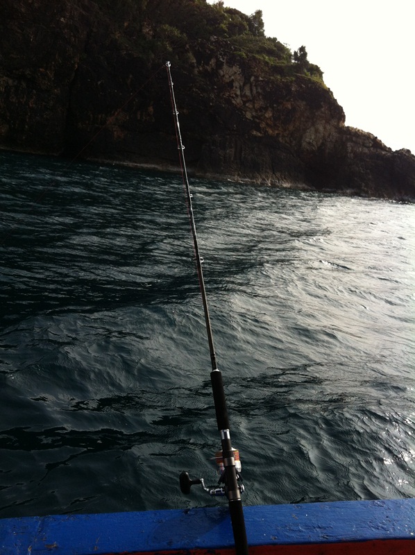 เช้ารุ่งขี้นครับไต๋ญาพามาตกปลาโฉมงามข้างเกาะรังครับ