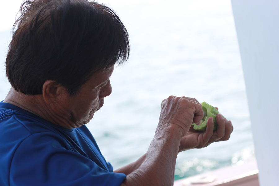 พ่อครัวเริ่มลงมือ ทำกับข้าว 

อาหารบนเรือ ไม่ต้องกลัวกันว่าจะกินไม่อิ่มครับ มี 4 มื้อ

แต่ละมื้อ