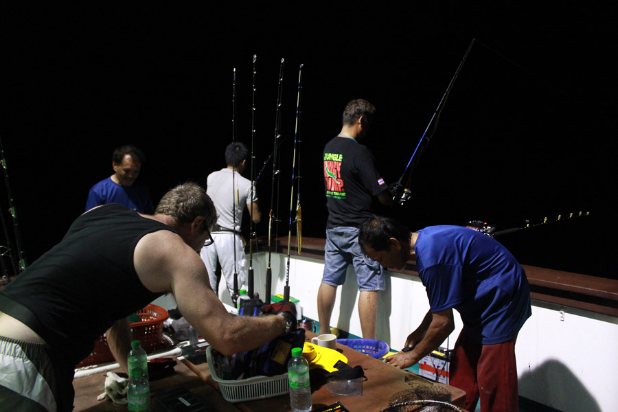 ท้ายเรือก็ยังคงชุลมุลวุ่นวายทั้งคืนครับ