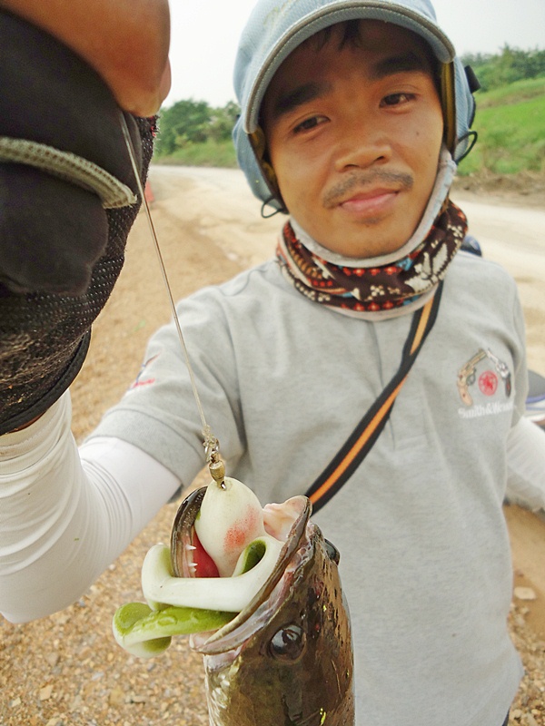  [b]โอ้ว !!![/b]  เต็มปากเลย   :ohh: :ohh: :ohh:

นายตี๋..ส่งนานไปหน่อยนะ   :grin:

บอกว่าให้ส่ง