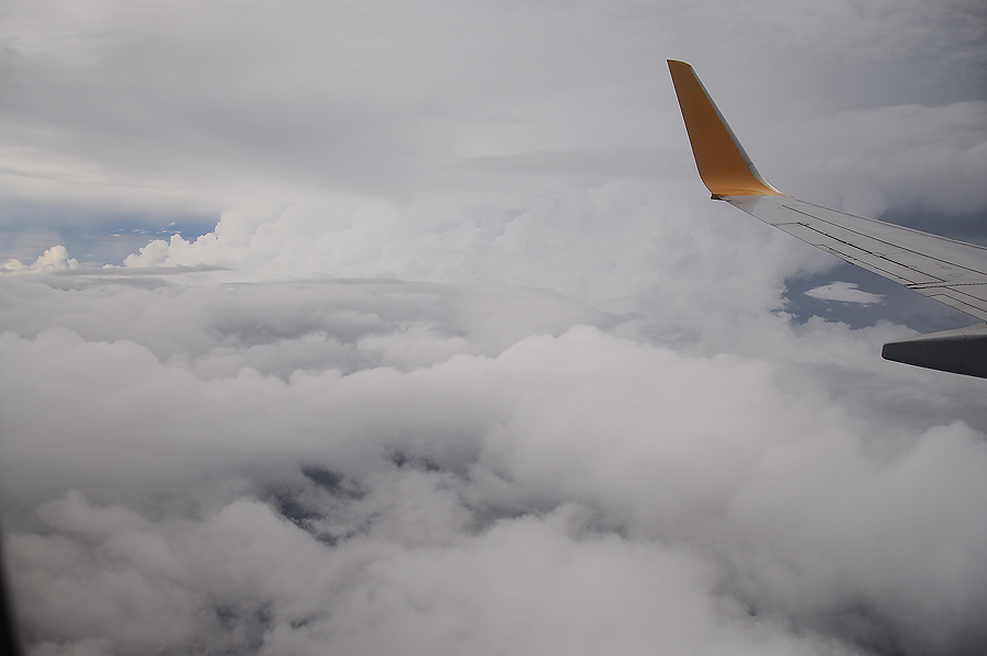 กรมอุตุอาศัยนั่งเครื่องบินแล้วดูอากาศป่าวหว่า...ถ้าแบบนี้ต้องบอกว่า ท้องฟ้ามีเมฆมาก เครื่องบินเล็กคว