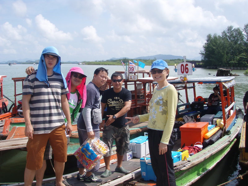 เรือลุงทอยใหญ่มากจนไม่สามารถเทียบท่าได้ต้องจ้างเรือเล็กไปส่ง

สมาชิกจากซ้ายมือ
น้าตูน
น้าเอ็ม
พ