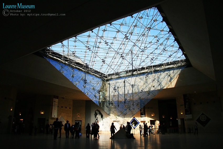 ปิรามิดคว่ำหัว เป็นอีกห้องโถงหนึ่งที่ติดๆ กับตัวพิพิธภัณฑ์ The Louvre จะว่าเป็นอาคารเดียวกันก็ยังได้