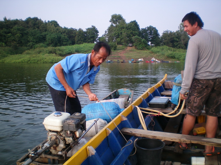 ไกล้ถึงท่าเรือ เจ้าของเรือก็มาพอดี สงสารคนพายเรือจริงๆ