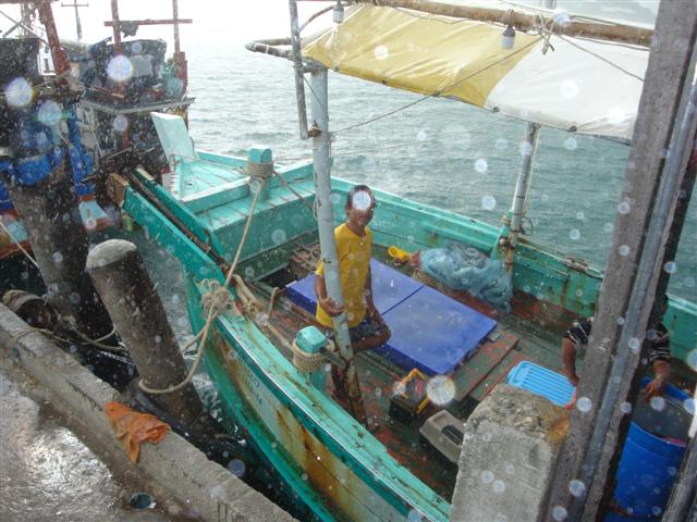 ขึ้นเรือปุ๊ปฝนเททันที่ น้าปูไหว้แม่ยานางเก่งจริงๆครับ ไม่มีลม ไม่มีคลื่น ฝนไม่ตก5555(ตอนตก ตอนนอนรู้