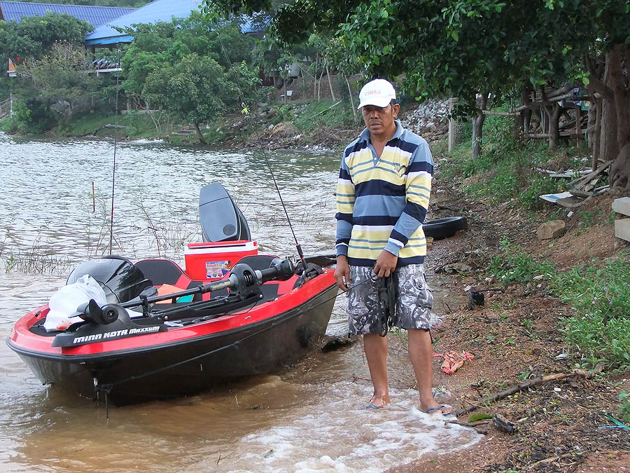 [b]เอาเรือลงเรียยบร้อยแล้วครับ พ่อน้าต้นปลายาง2 วันนี้ลงเรือตีปลาด้วยครับ อิอิ[/b]
 :cool: :cool: :