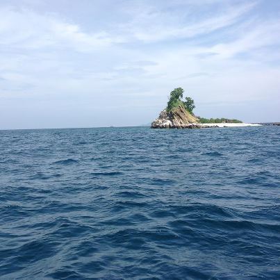 เกาะเล็กๆ หน้าเกาะริ้น  จุดหมายตกปลาอีกแห่ง มีเพิงนักตกปลาอยู่ด้วยครับ   :love: :love: