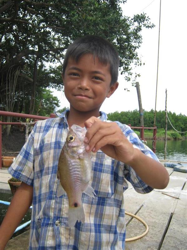 นี่ไงปลาอมไข่  เด็กคนนี้ดีใจมากพอสนใจถามเขาก็อยากเอามาอวดด นี่แหละอีกไม่กี่ปีคงจะเป็นนักตกปลาที่เก่ง