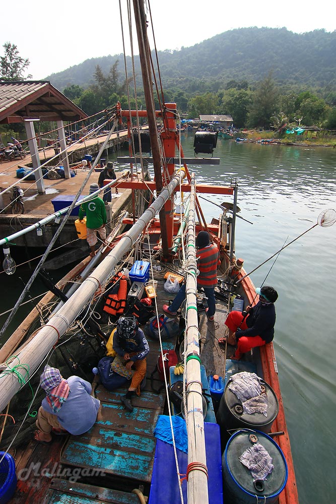 ต้องเอาเรือกลับมารับ...

ออกทะเลครั้งแรก  เกือยได้เฝ้าท่าเรือ   :laughing:

เราลืมเช็ค คนครับ  น