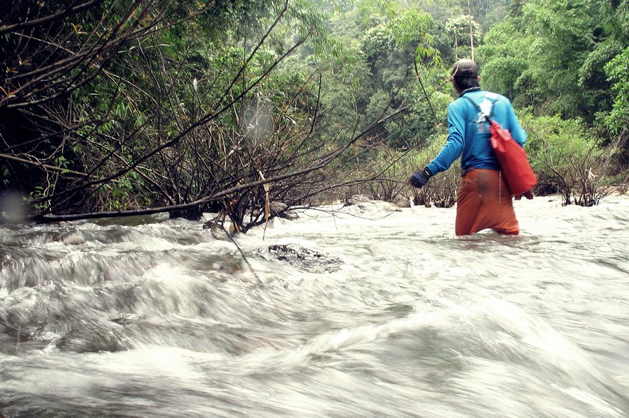 "Flash Flood"

ช่วงหนึ่งที่เดินสวนกระแสน้ำเชี่ยว  ผมอดคิดไม่ได้ว่าคนเราไม่จำเป็นแสวงหาความสบายเพ