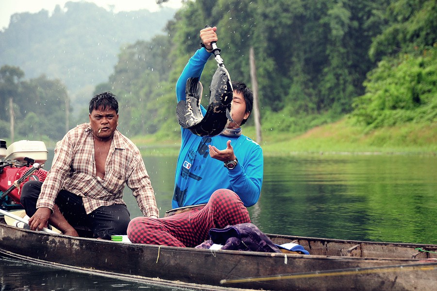 "ไม่ใช่ปลาจิบ"

ภาพนี้ไม่ต้องบรรยายเมื่อผมขยับเรือเข้ามาใกล้เพื่อจะเก็บภาพ

สีสันของมันบ่งบอกช