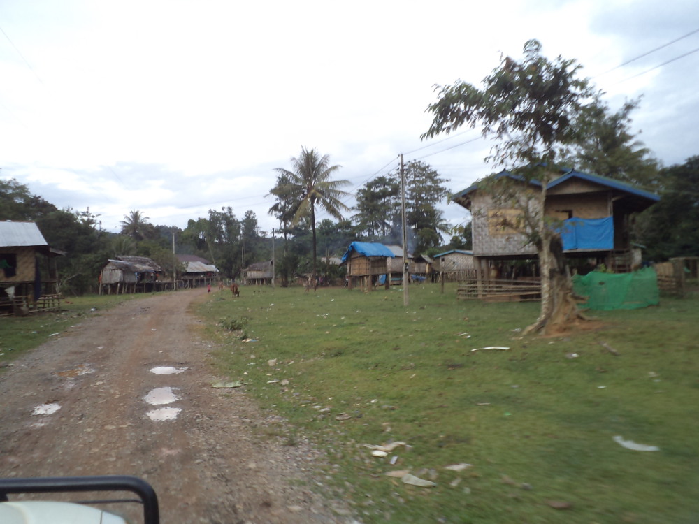 ต้องขัยรถผ่านหมู่บ้านสองหมู่บ้านครับ คือหมู่บ้านเมืองหลวง กับบ้านแก่งกรึ้บ ครับ ฟังชื่อหมู่บ้านแล้วช