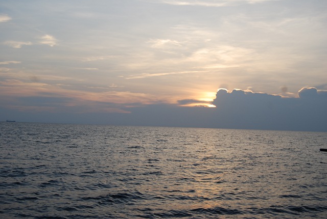 พระอาทิตย์ ตกทะเลยามเย็น สวยมากครับ ทะเลเรียบกริ๊บ   :cool: :cool: :cool: :cool: