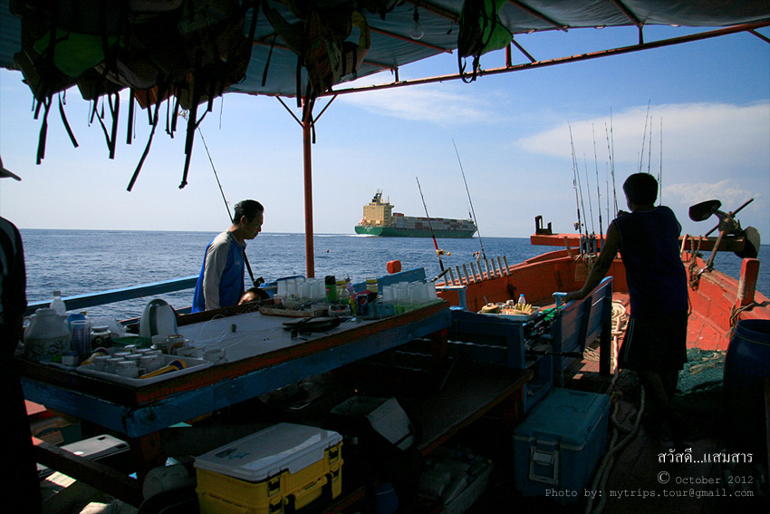 ตัดภาพมาเช้าวันแรกบนเรือ หลังจากที่ถูกถล่มด้วยฝูงอั้งเกยและปลาทำกับข้าวอีกหลายๆ (เช้าวันนี้ช่วงที่ปล