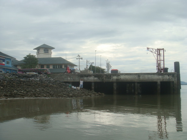 บังน้อง ขนของลงจากรถ ยืนคอยอยู่ที่ข้างท่าเทียบเรือ เฟอร์รี่  ตำมะลัง สตูล - เกาะลังกาวี