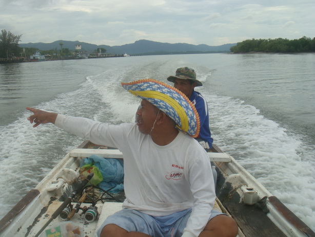 เห็นเรืออวนลากเล็ก วิ่งเข้าแพตำมะลัง  สตาร์ทเรือได้ วิ่งตามทันที  หน้าด้าน  ไปขอหมึก ทำเหยื่อครับ