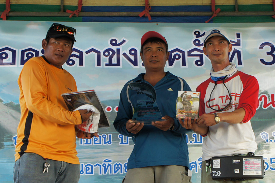  [center]ปลาช่อนความยาวสูงสุดอันดับ 3 ครับ  :smile: [/center]  