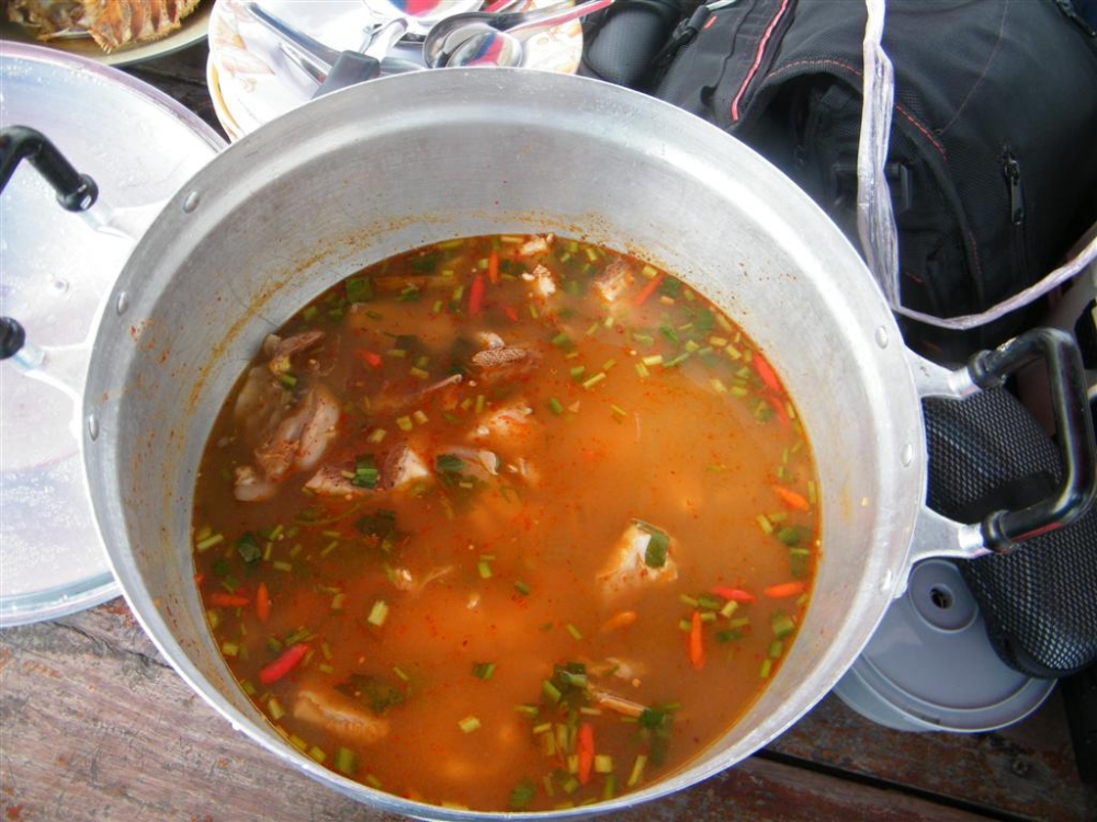 ต้มยำกุดสลาด ปลามีพิษที่ต้องกินบนเรือเท่านั้น ถ้ากินบนฝั่งราคาสามพันอัพ :laughing: :laughing: :laugh