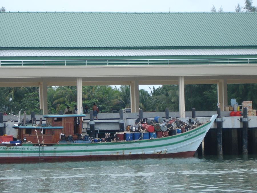 เรือขนสัมภาระไปเกาะหลีเป๊ะ