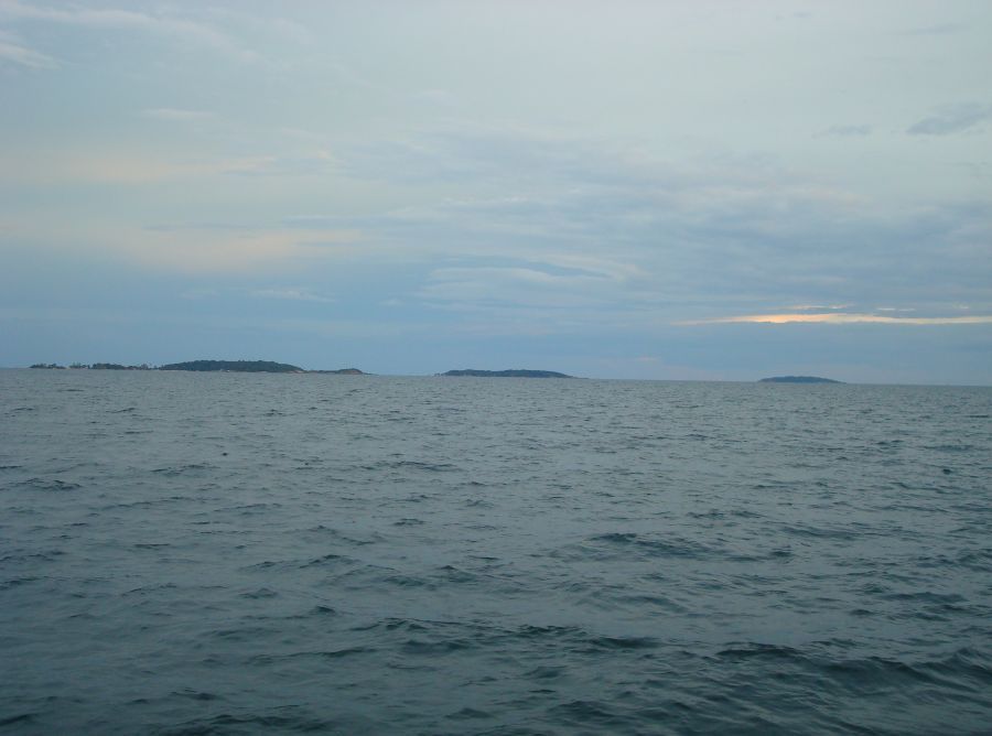 ถึงที่ๆเราจะทำการไดร์หมึกและตกหมึกแล้วครับ ห่างจากเกาะพอสมควร ที่เห็นจากซ้ายไปขวาคือ เกาะมันใน, เกาะ