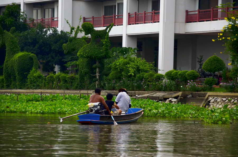 หลังจากทำปลาใหญ่หลุดก็...ขับเรือจะกลับแล้วครับ...สายตาไปเจอเรือหางยาวลุงแดง...มีนักตกปลา...หุ่น...เป