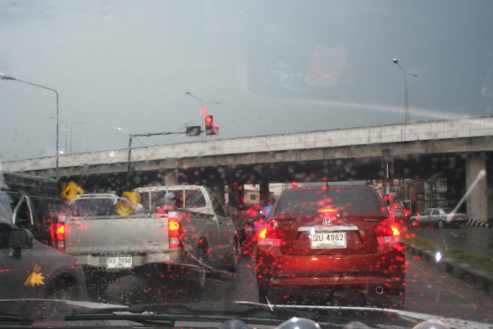 

              ภาพนี้แยกบ้านบึง  ฝนตกตลอดเลย    :smile: :smile: :smile: :smile: