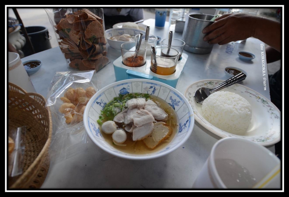 ก๋วยเตี๋ยว...เนื้อปลารสชาติดี...หนึ่งชามอร่อยอิ่มท้องเลยครับ.....น่าทานมาก ๆ เลย  :laughing: