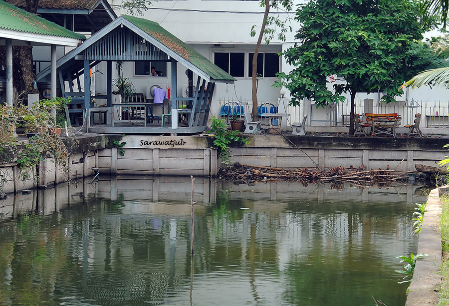 หวดไปที่มุมซ้ายของศาลาครับ