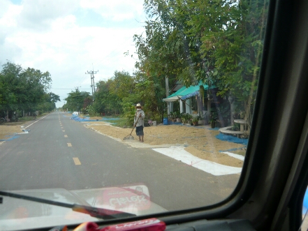     ช่วงนี้ชาวนากำลังเก็บเกี่ยวข้าวหนีฝนหลงฤดู ต้องตากกันบนถนนแบบนี้ :cool: