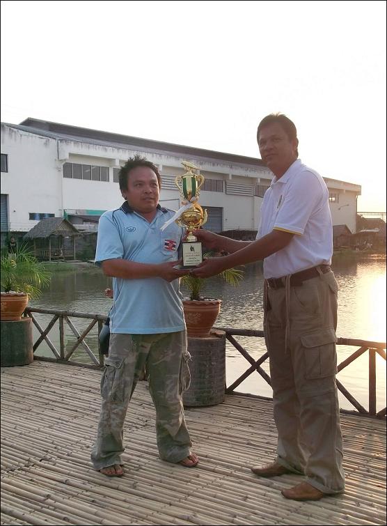 พี่ดุ่ย.....ขึ้นรับรางวัล   ชนะเลิศ  ปลาน้ำหนักสูงสุด เงินรางวัล + ถ้วย  แทนเจ้าของปลาเผือกค่ะ    ยิ