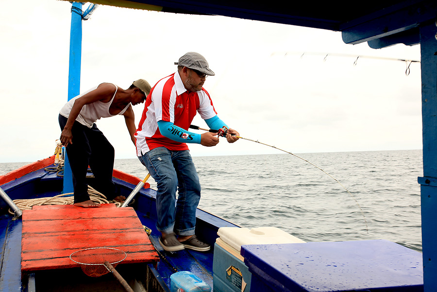 
 [b]ท้ายเรือยังไม่ทันขึ้น

หัวเรือก็โดนเข้าให้เหมือนกัน

น้าบิ๊กอัดเลยก็แล้วกัน ผมไม่ว่าง[/b]
